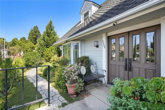 11380 Reseda photo 4