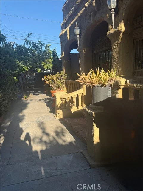 4310 Triggs photo 4