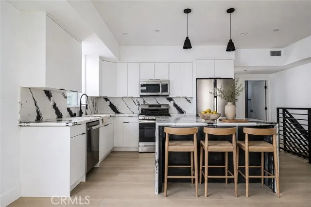11810 Gilmore photo 2