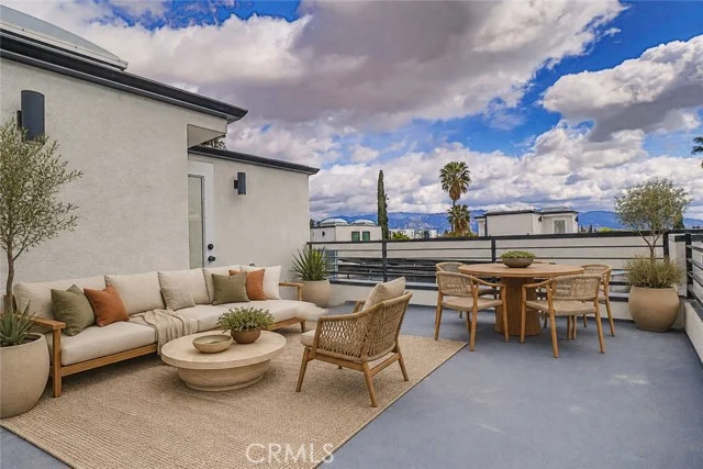 11810 Gilmore photo 3