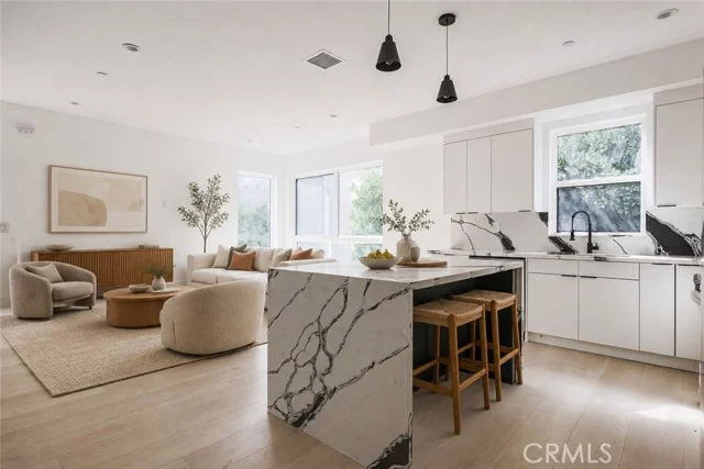 11810 Gilmore photo 4