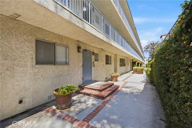 5354 Lindley Avenue #209 photo 2