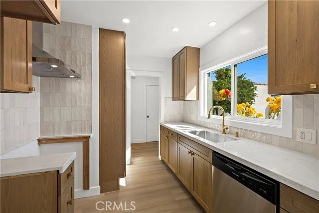 6072 Myrtle Avenue photo 4
