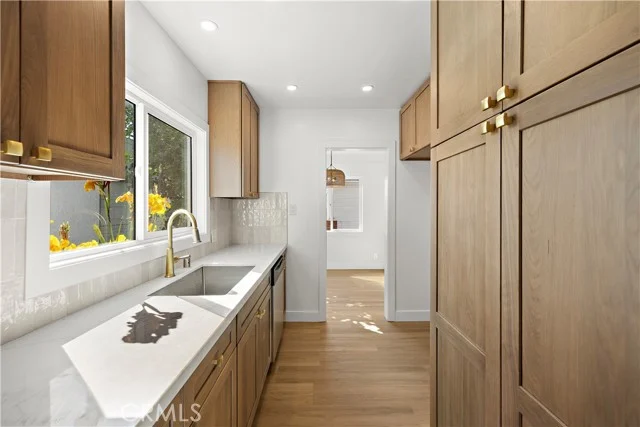 6072 Myrtle Avenue photo 5