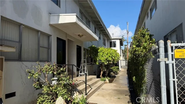 1606 Barry photo 2