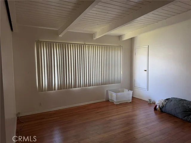 1606 Barry photo 3