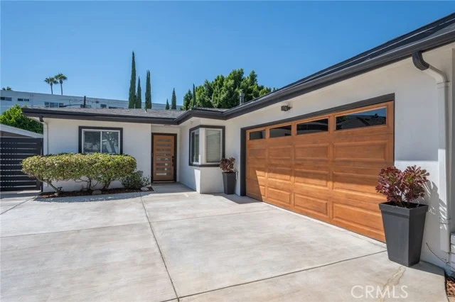 5747 Agnes Avenue photo 2