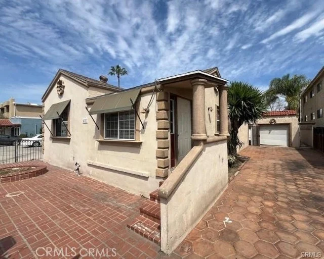 14717 Victory Boulevard photo 2