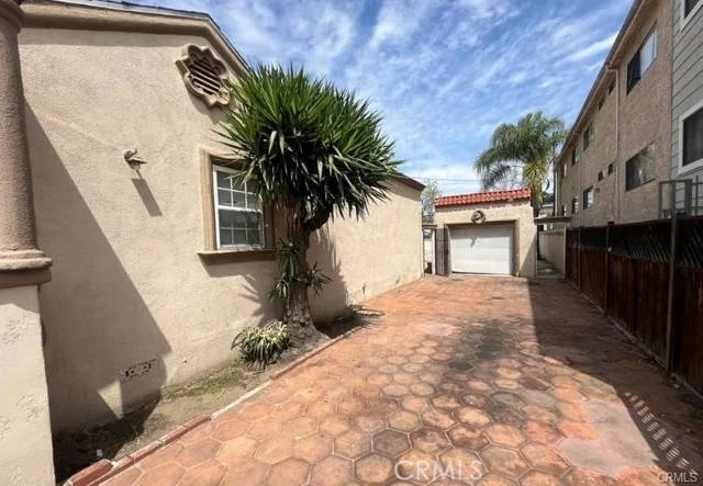 14717 Victory Boulevard photo 3