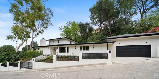 3240 Longridge Avenue photo 2