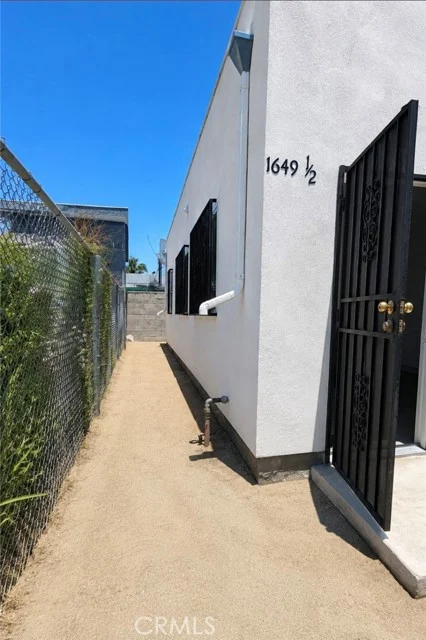 1649 W Florence photo 3