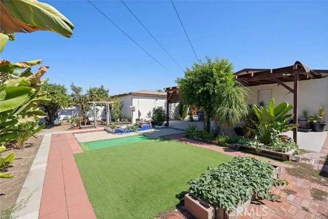 8127 Wilkinson Avenue photo 2