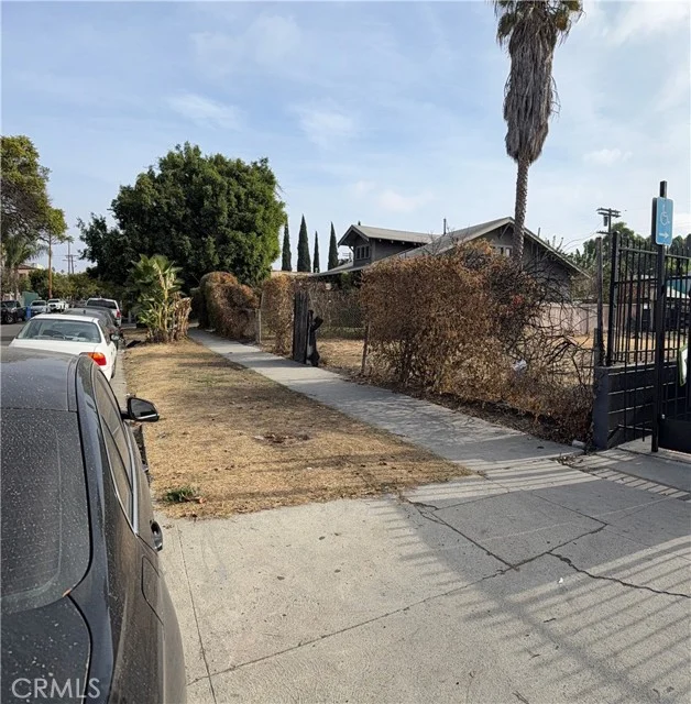 6132 Romaine Street photo 3