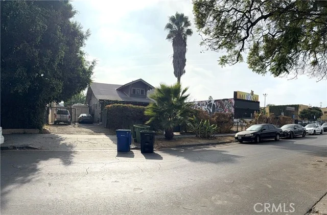6132 Romaine Street photo 4