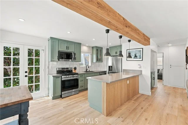 411 E Franklin photo 1