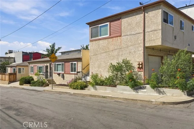 411 E Franklin photo 3