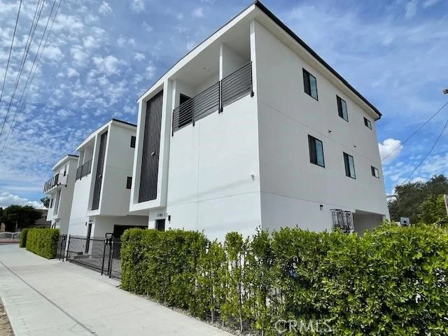 11451 W Victory Boulevard photo 2