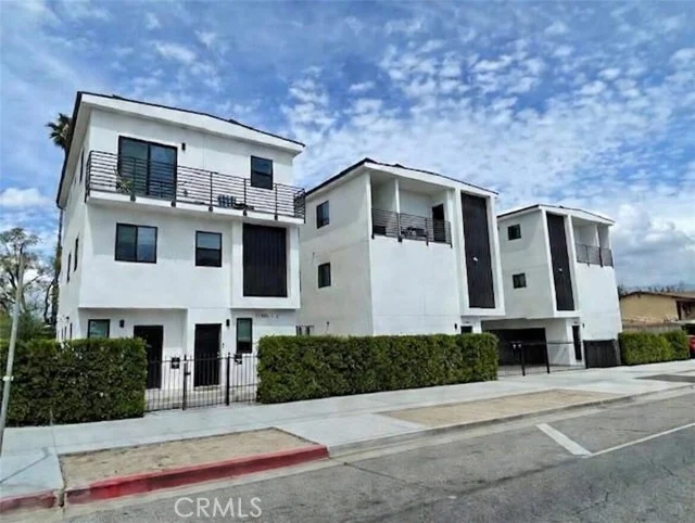 11451 W Victory Boulevard photo 3