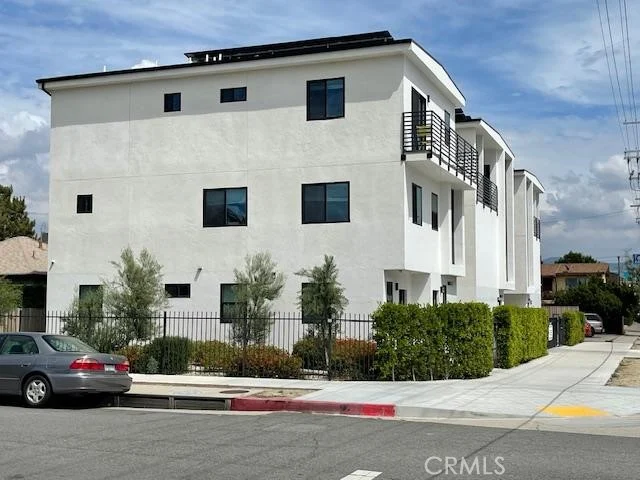11451 W Victory Boulevard photo 4