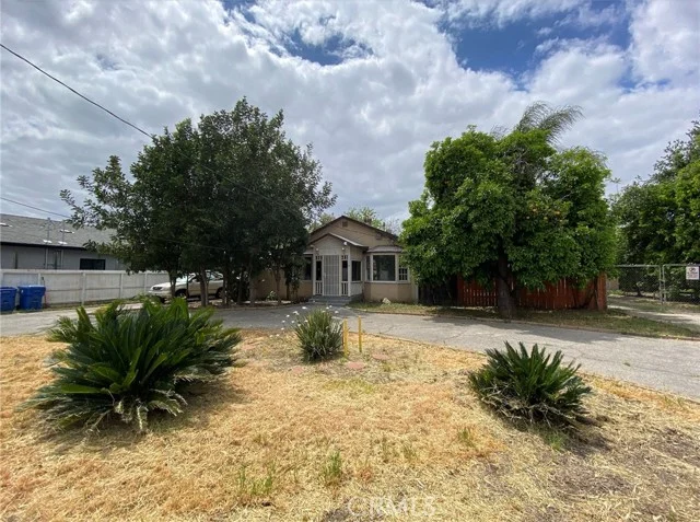 9019 Noble Avenue photo 2