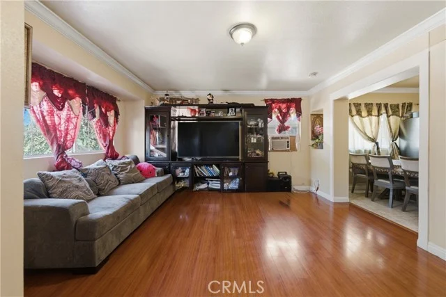 706 W 42nd photo 4
