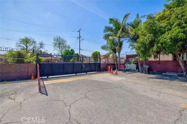 1437 E 61st photo 4