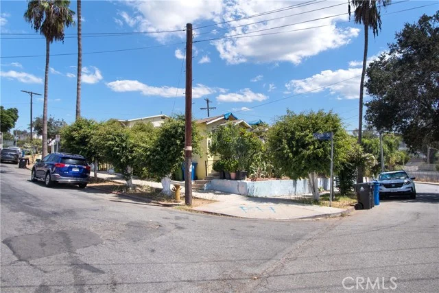 2505 Chelsea photo 3