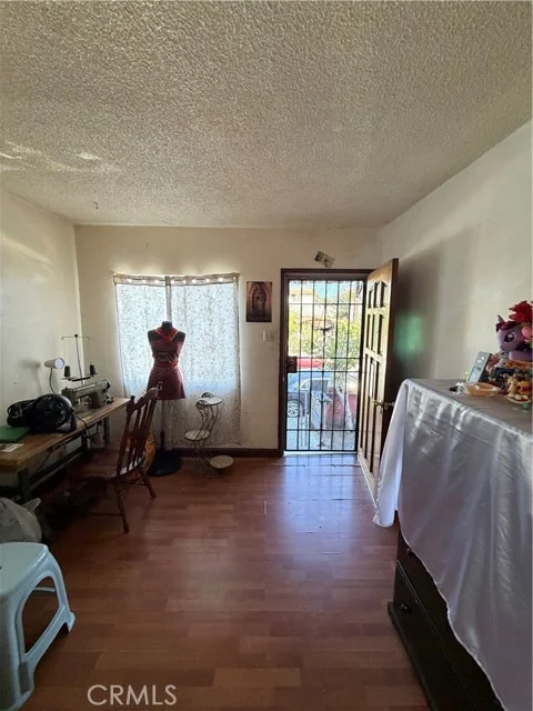 963 Hollins photo 3