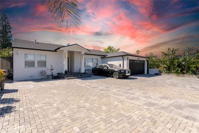 12608 Califa Street photo 4
