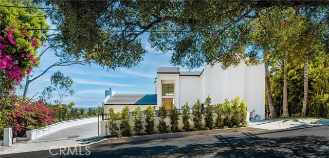 3566 Beverly Glen photo 2