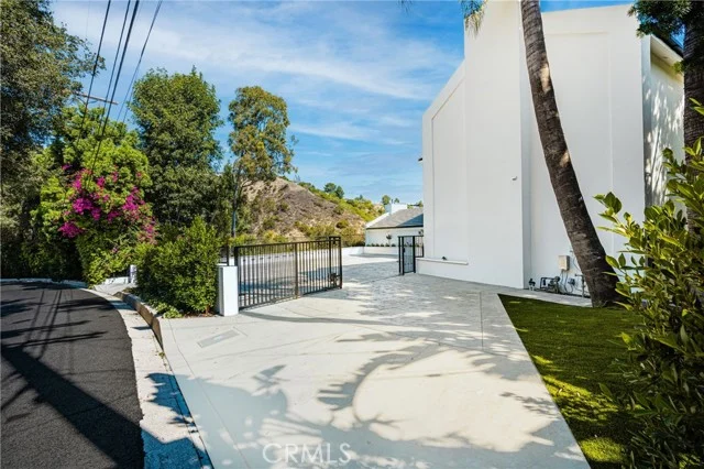 3566 Beverly Glen photo 4