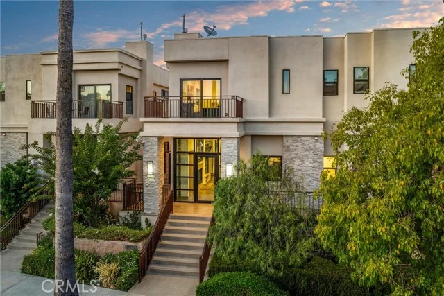 18717 Redwing, Tarzana