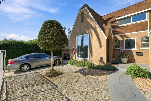2839 Hillcrest Drive photo 2