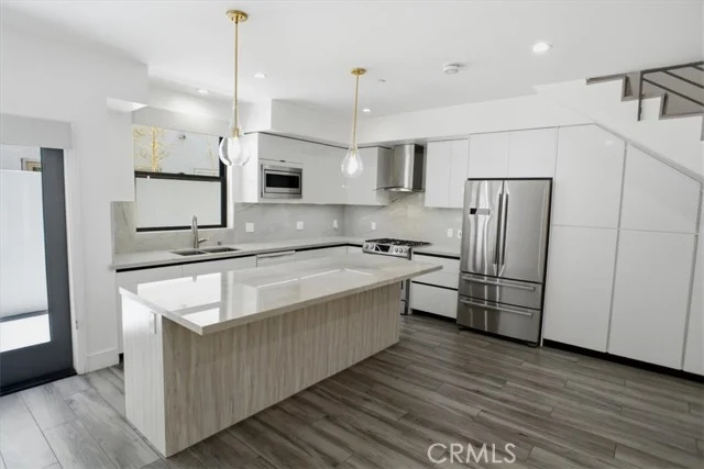 829 N Martel #4 photo 3