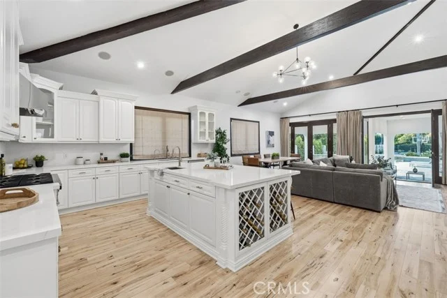 22953 Oxnard Street, Woodland Hills