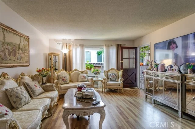 12806 Oxnard Street photo 4