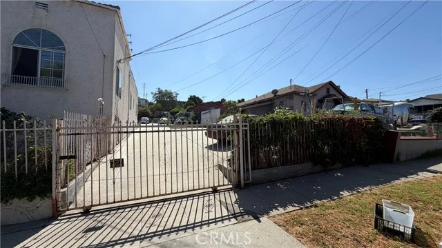 962 N Ditman photo 4