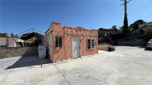 962 N Ditman photo 5