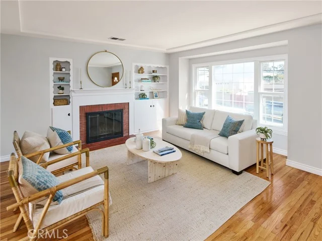 303 E Walnut photo 2