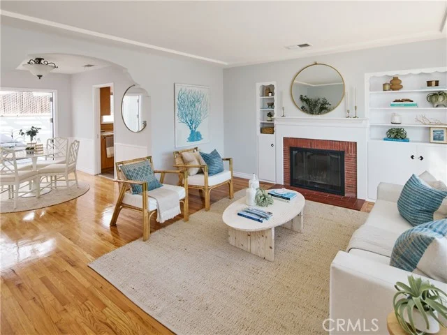 303 E Walnut photo 3