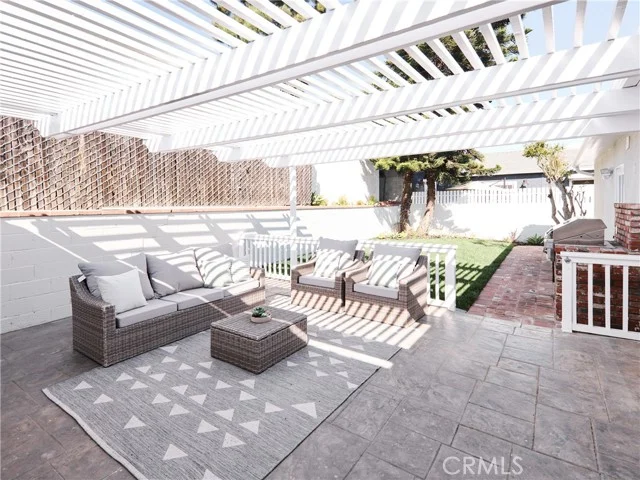 303 E Walnut photo 5