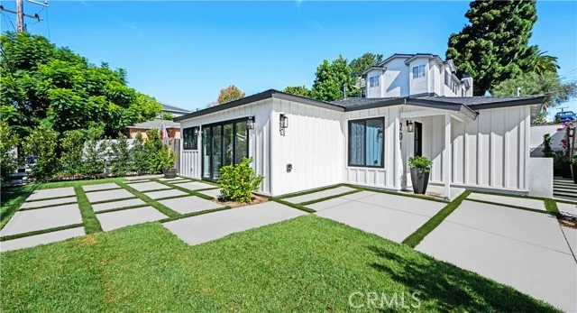 1561 2nd St Street photo 2