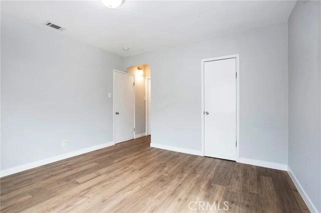 1437 E Colon ST photo 3
