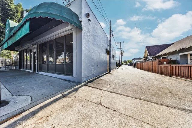 2218 Daly photo 3
