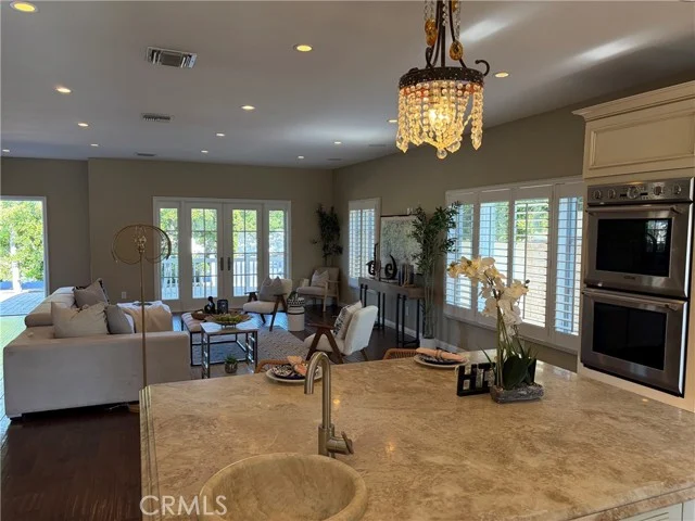5704 Columbus photo 3