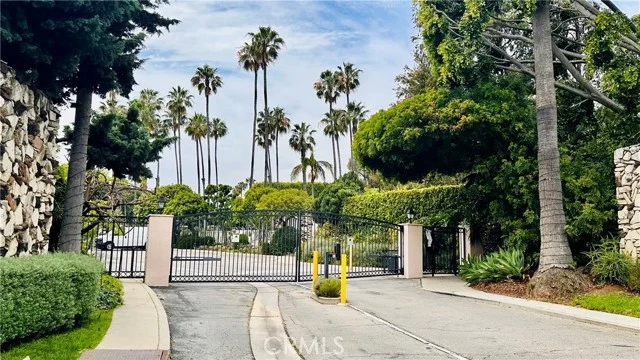 239 S Barrington Avenue #F8, Los Angeles