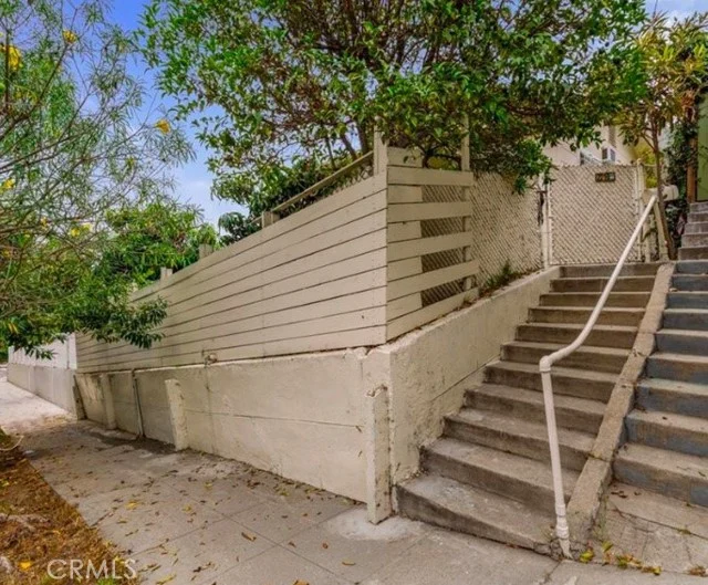 2210 Scott photo 3