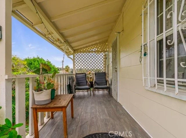 2210 Scott photo 4