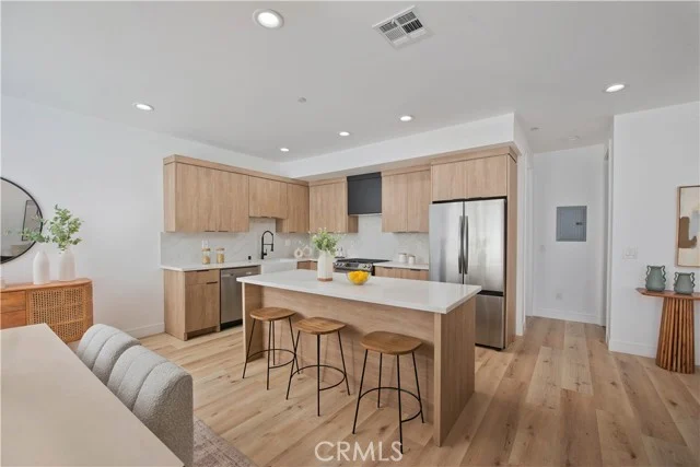 542 N Serrano Avenue photo 4