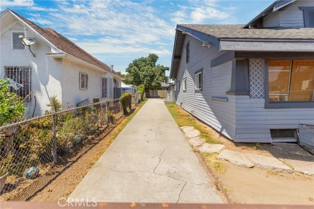 1253 E 46th photo 2